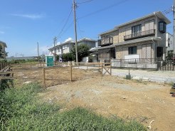 前面道路は、広々としておりますのでお車の運転が少し心配な方も比較的安心です。
