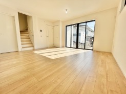 たっぷりの陽光が差し込むリビングは約18.2帖。リビング階段となっておりご家族とのコミュニケーションもしっかり取れます。