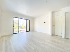 南向きで陽当りと開放感良好の新築。嬉しい都市ガス設備です。