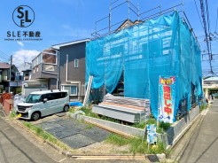 完成予定は１０月下旬。近隣の同施工完成物件をご案内致します。南東角地×広々南庭×駅徒歩４分×ＬＤＫ２０帖以上など魅力あふれる新築戸建