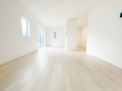 南側からの日差しが入るため、日中は明るいお部屋です。