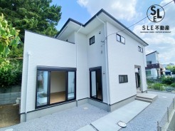玄関までのアプローチが広くゆとりある住宅になります。こちらの物件を夢のマイホームにいかがでしょうか。