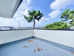 広々としたバルコニーは、お洗濯物の他にも机や椅子を出してゆっくりと出来そうです。
