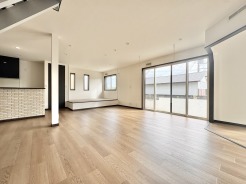 南側からの日差しがたっぷり入るため、日中は明るい空間です◎