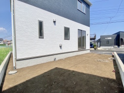 3号棟 住宅ローン利用で月々６万円台から新築戸建を購入可能です。小中学校まで１０分圏内とお子様にうれしい環境。