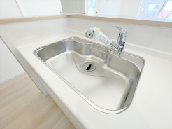 蛇口をひねれば、いつでも美味しい水が飲めるのは大きなメリットです。
ウォーターサーバーやペットボトルをその都度入れるのは大変ですが、シンク内の蛇口から浄水出れば楽に炊事ができますね。