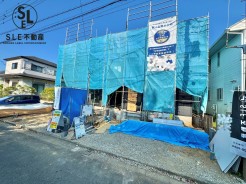 前面道路の幅が広いことで、開放感があり、日当たりや風通しも良好な立地です。