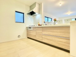 対面式キッチンは、家族の会話が増える素敵な間取りです。こちらのキッチンで美味しい料理と素敵な思い出をご一緒にどうぞ。