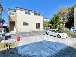 【長期優良住宅】駐車並列2台可能！陽当たり良好でお庭付きです◎