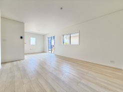 1号棟 広々としたLDKとなっておりますので、こちらで家族団欒のお時間をお楽しみください。