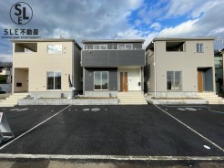 5号棟 駅まで19分と徒歩圏で、小学校徒歩14分、中学校徒歩3分、その他生活に欠かせない主要施設が15分圏内に揃った周辺環境良好の新築戸建。是非一度ご覧になってみてください。