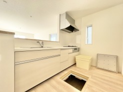 ストック収納にも便利な床下収納付き