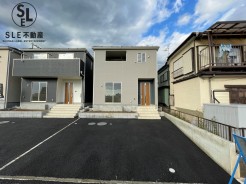 9月に完成予定。LDK19帖以上、ワイドバルコニー、雨に強いインナーバルコニー、キッチン横のパントリや収納豊富のWICなどなど魅力溢れる新築戸建。是非一度ご覧ください。