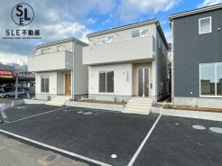 全棟南西向きで南西道路、２～３台並列駐車可能の新築戸建。広々4LDKの間取りで、ワイドバルコニーにインナーバルコニー、19帖以上など魅力溢れる新築６棟