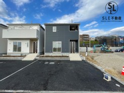 駅まで19分と徒歩圏で、小学校徒歩14分、中学校徒歩3分、その他生活に欠かせない主要施設が15分圏内に揃った周辺環境良好の新築戸建。是非一度ご覧になってみてください。
