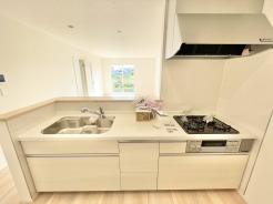 料理をしながらリビングにいる家族との会話を楽しめる対面キッチン。