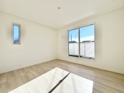 2面採光のため明るいお部屋となっております。気持ちの良い朝を迎えることが出来そうです。