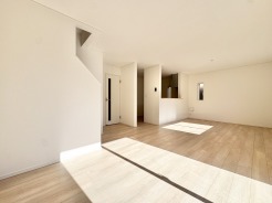 1号棟 温かい日差しがお部屋全体に入ってきております。明るい住宅は自然と気持ちまで明るくなってきそうです。