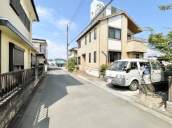 前面道路の幅員は約4.5ｍなので、駐車にストレスを感じさせません。