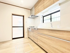 キッチンは調理スペースもしっかりと確保されております。こちらのキッチンで美味しい料理と素敵な思い出をご一緒にどうぞ。