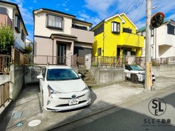 【駐車2台可能】ご家族の車はもちろん、来客用としても使えるゆとりがあります。