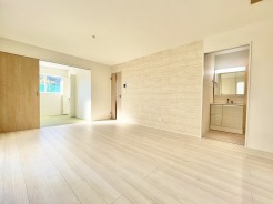 リビングにはアクセントクロスが使用されており、お洒落な空間に◎