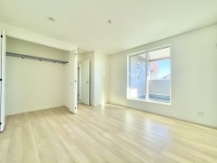 2階居室も広く収納も多いです。