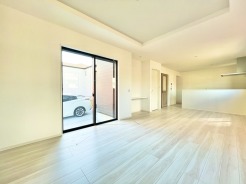 南向きで約19帖のLDK。折り上げ天井があり天井高があり開放感を感じられます。