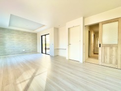 1階のLDKは約19帖。折り上げ天井で天井が高く開放感があり、床暖房のある魅力あるLDK。LDK横には広々としたファミリークロークがあり収納も豊富です。