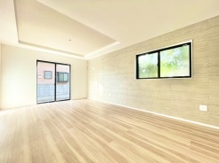 小学校までは徒歩9分、中学校までも徒歩11分とお子様にも嬉しい環境。その他病院やスーパーなどあらゆる施設が徒歩圏で生活住環境も良好です。