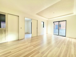 3面採光となっており陽当たりと開放感、通風が良好となっております。完成したばかりの新築戸建を是非一度ご覧になってみてください。