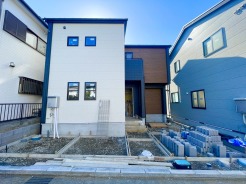 勾配天井や折り上げ天井があり天井高は２．５ｍ以上で高さがあり開放感を感じられ、建物全体が広々と感じられます。2号棟にはロフトもあるので収納には困らなそうですね。