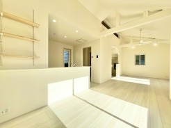 リビングの天井は屋根形状に合わせて高くすることで開放感が増します。