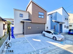 【長期優良住宅】並列３台可能な南庭付きの4LDK住宅のご紹介です。落ち着いた街並みに位置しておりますので、ゆったりとお過ごしいただけそうです。