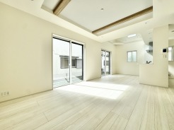 LDKは広々17帖超えに加えて、5帖の和室もございますのでゆとりある1階フロアとなっております。