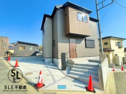 年度内に引渡し可能の新築戸建。近隣に同施工完成物件がございます。まずは現地をご確認後、モデルハウスをご覧になってみてください。
