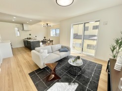 4号棟 リビングとキッチンがほどよくつながる間取りで、家族のコミュニケーションが自然と生まれる住まいです。お子様の様子を見守りながら調理ができます。
家族団らんの時間をゆったりお過ごしください♪