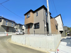 澄み渡る青空の下、新しい物語が始まる住まい
