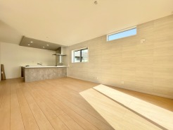 アクセントクロスが使用されたお洒落なリビング。