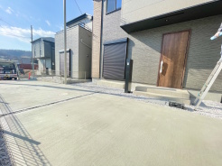 青空の下、これから始まる新しい暮らしへの期待が広がる
