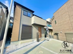 3号棟 天板90センチのペニンシュラキッチンが特徴で人気のある新築戸建。嬉しいカップボード標準仕様でキッチン周りが充実