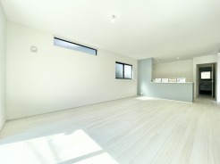 家族それぞれが違うことをしていても、同じ空間でつながりを感じられる約17.75帖の広々リビング。