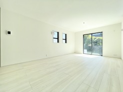 大きな窓からやさしい光が差し込み、朝から夕方まで心地よく過ごせます。家族団らんの時間はもちろん、くつろぎや来客時にも活躍する、居心地の良い空間です。