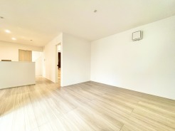 光が広がる17帖リビング
木の温もりと光が満ちる家