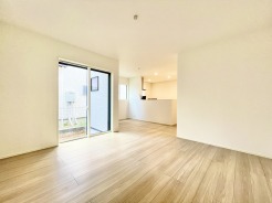 家族がゆったり過ごせる17帖のリビングです。
家具の配置に困りません。