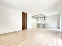 1階広々としたLDK18帖。こだわりのペニンシュラキッチンが魅力の新築。40坪超のゆとり敷地です。