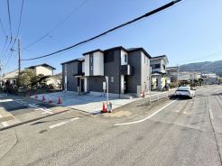 北西角地のため開放感ある立地です◎前面道路の幅が広いことで、開放感があり、日当たりや風通しも良好な立地です。