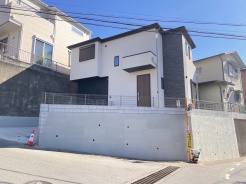 道路面から一段高く、角地のため開放的な雰囲気を感じることができる邸宅となっています。