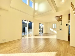 バルコニーは南向きで陽当たり良好◎晴れた日には洗濯物がよく乾きます。