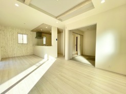 室内は吹抜けやフルオオープンキッチンで開放感を演出◎